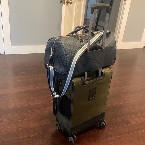 ❌SOLD❌ Authentic Michael Kors duffle bag - Picture 9 of 17